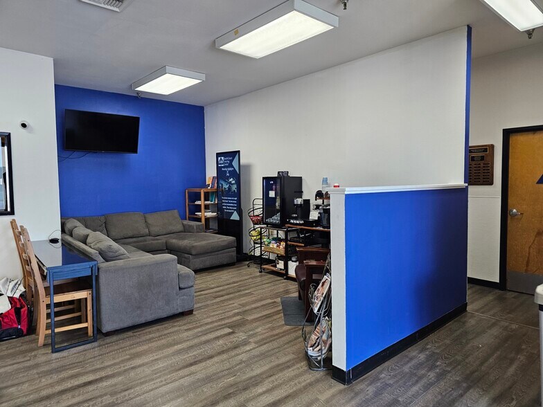 3518 Lake Center Dr, Santa Ana, CA à louer - Photo de l’immeuble – Image 3 sur 14