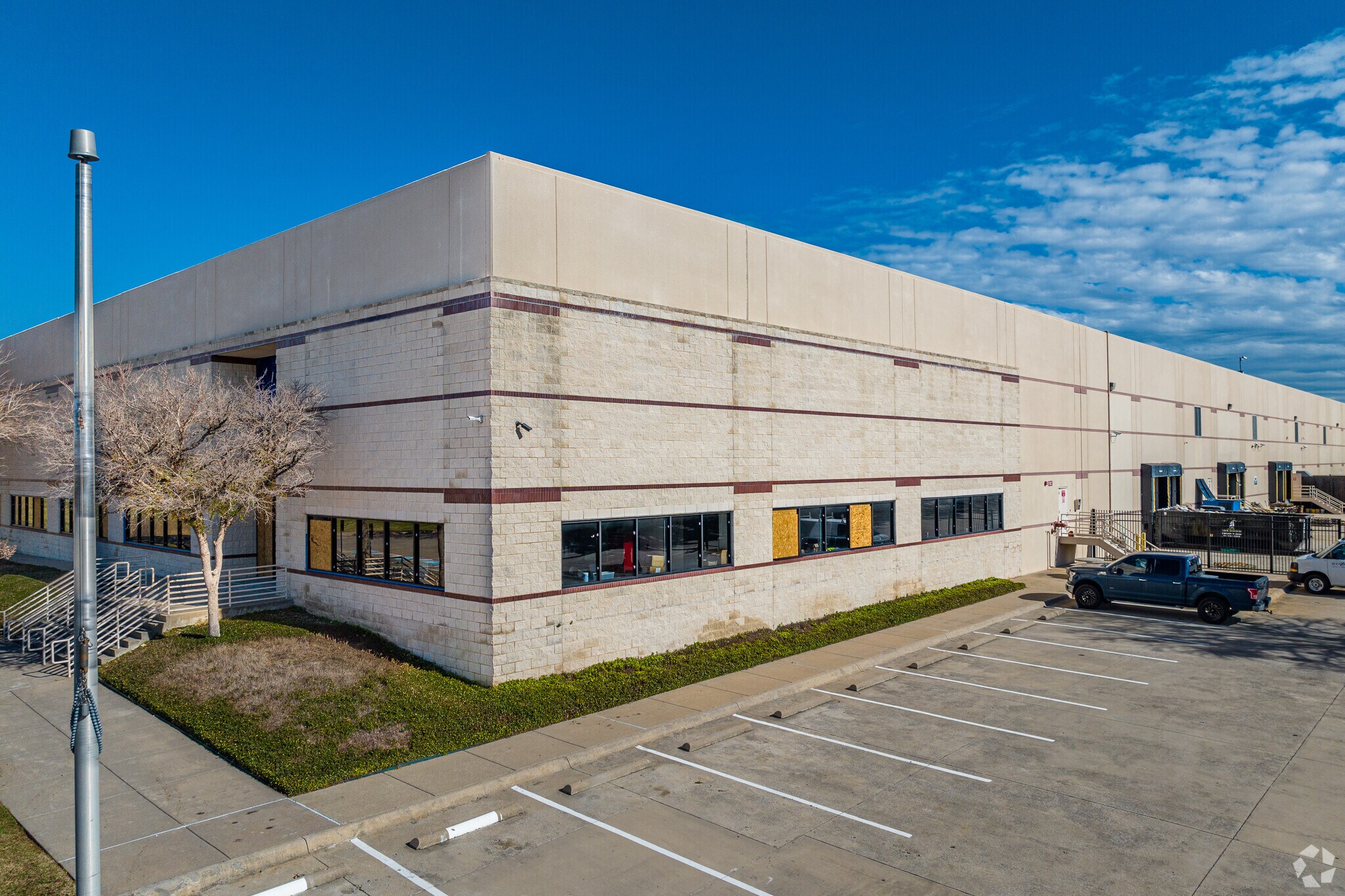 2520 Marsh Ln, Carrollton, TX à louer Photo principale– Image 1 sur 5