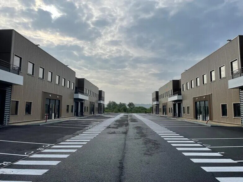 Local d'activités dans Oissel à vendre - Photo de l’immeuble – Image 2 sur 16