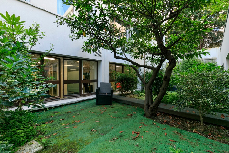 Immeuble residentiel dans Rue Sainte-Lucie, 75015 Paris, Paris à vendre - Photo de l’immeuble – Image 2 sur 15
