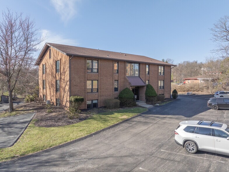 600 Commerce Dr, Coraopolis, PA à louer - Photo de l’immeuble – Image 2 sur 36