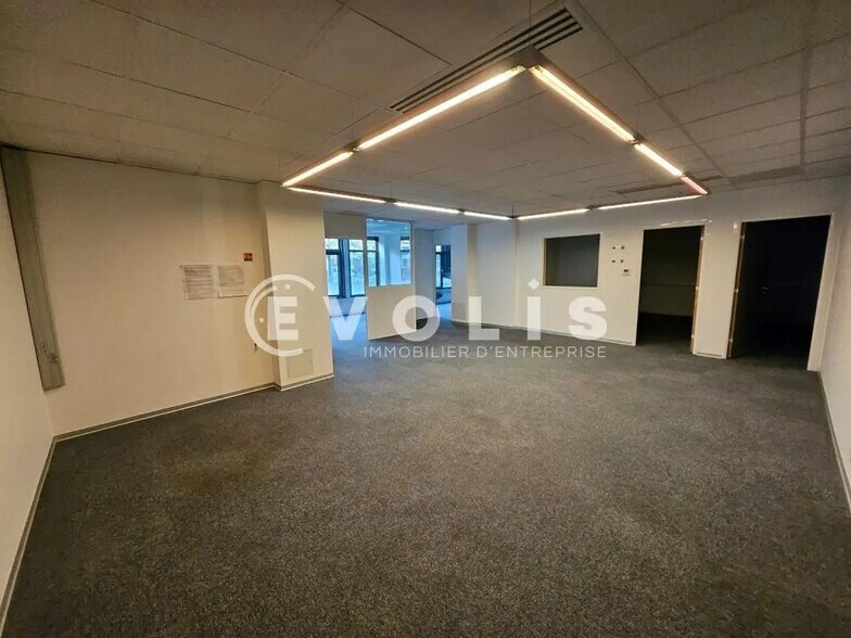Bureau dans Ivry-sur-Seine à louer - Photo de l’immeuble – Image 2 sur 77