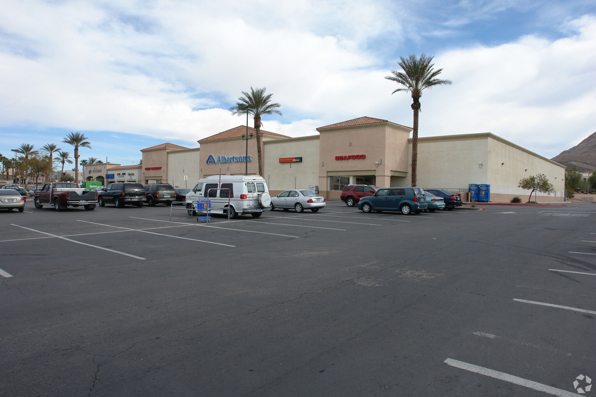 6885 E Lake Mead Blvd, Las Vegas, NV à louer Photo principale– Image 1 sur 6