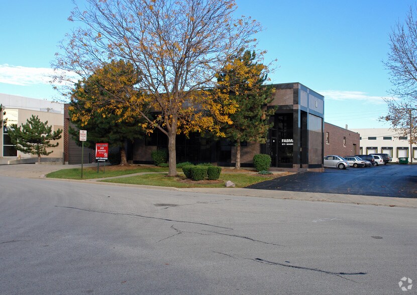 811 Sivert Dr, Wood Dale, IL à louer - Photo de l’immeuble – Image 1 sur 3