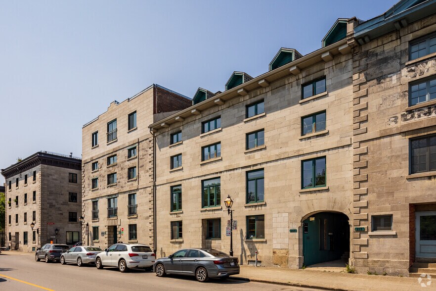 217 Rue De La Commune O, Montréal, QC à louer - Photo de l’immeuble – Image 1 sur 8