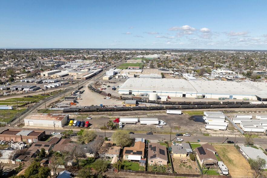 2025 E Weber Ave, Stockton, CA à louer - Photo principale – Image 1 sur 7