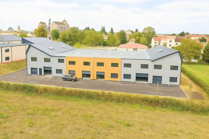 Local d'activités dans Hérouville-en-Vexin à vendre - Photo de l’immeuble – Image 1 sur 8