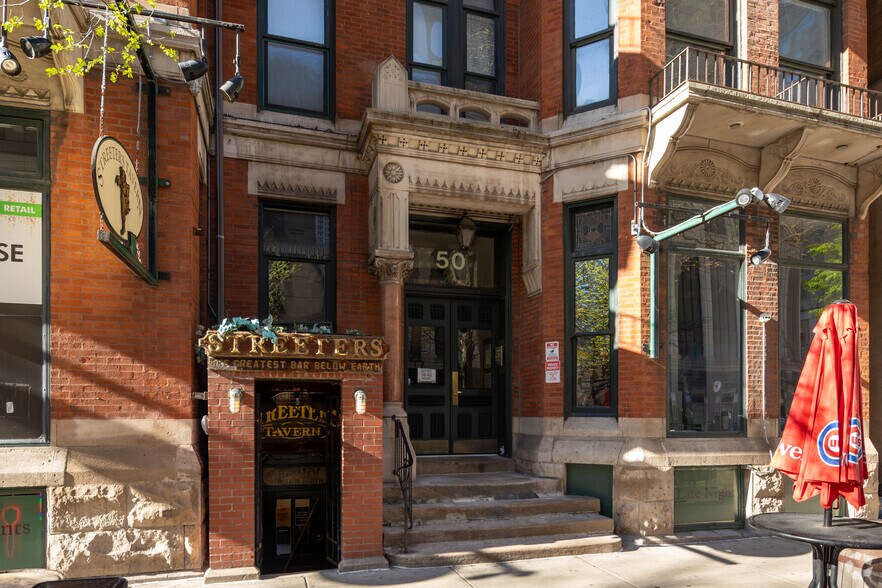42-50 E Chicago Ave, Chicago, IL à louer - Photo de l’immeuble – Image 3 sur 4