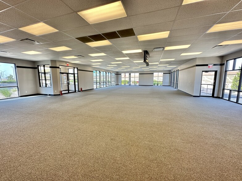 11747 E Kellogg Dr, Wichita, KS à vendre - Photo intérieure – Image 2 sur 4