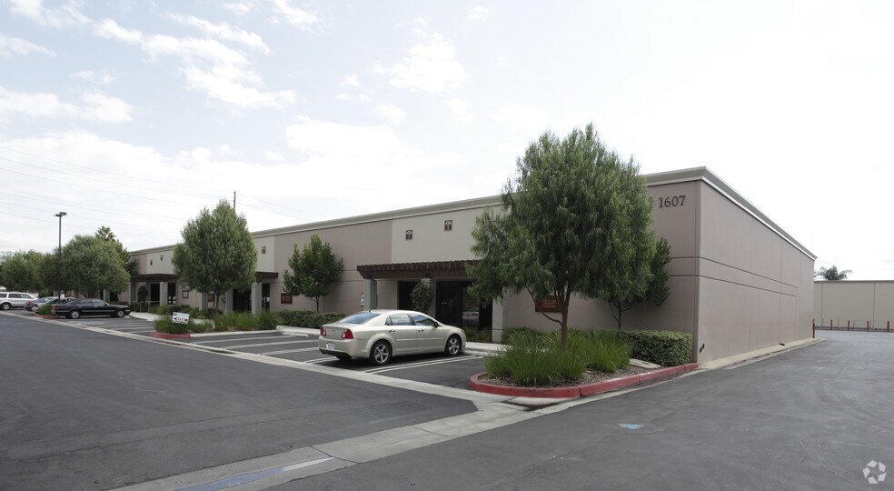 1607 E McFadden Ave, Santa Ana, CA à louer - Photo de l’immeuble – Image 1 sur 6