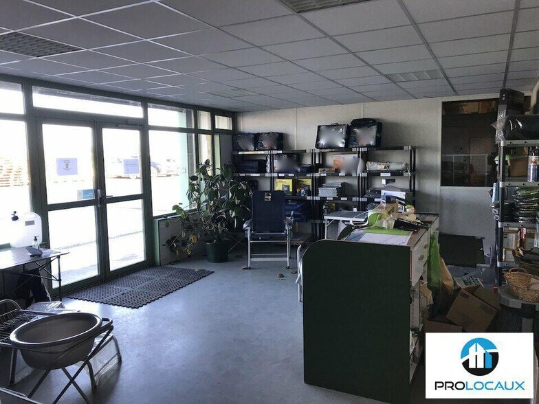 Local d’activités dans Roye à louer - Photo de l’immeuble – Image 3 sur 5