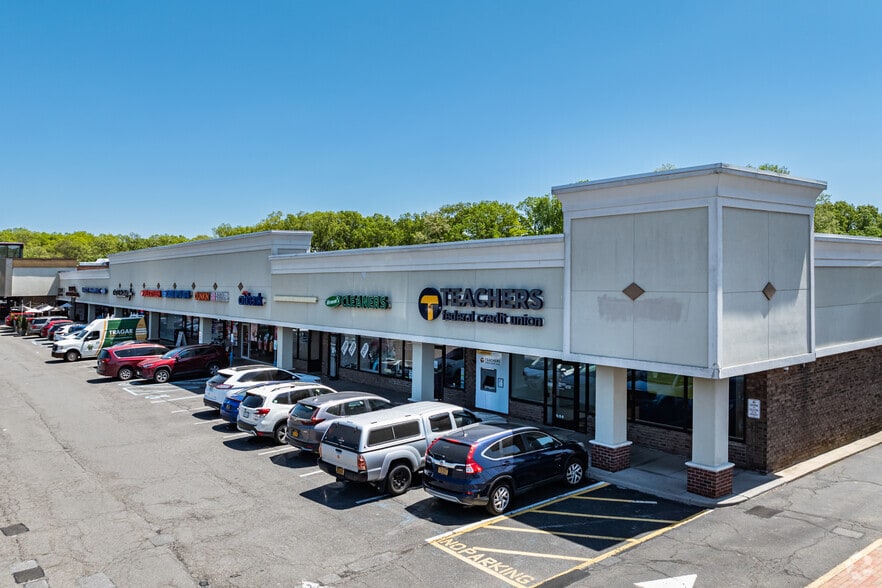 40 Vanderbilt Motor Pky, Commack, NY à louer - Photo principale – Image 1 sur 5