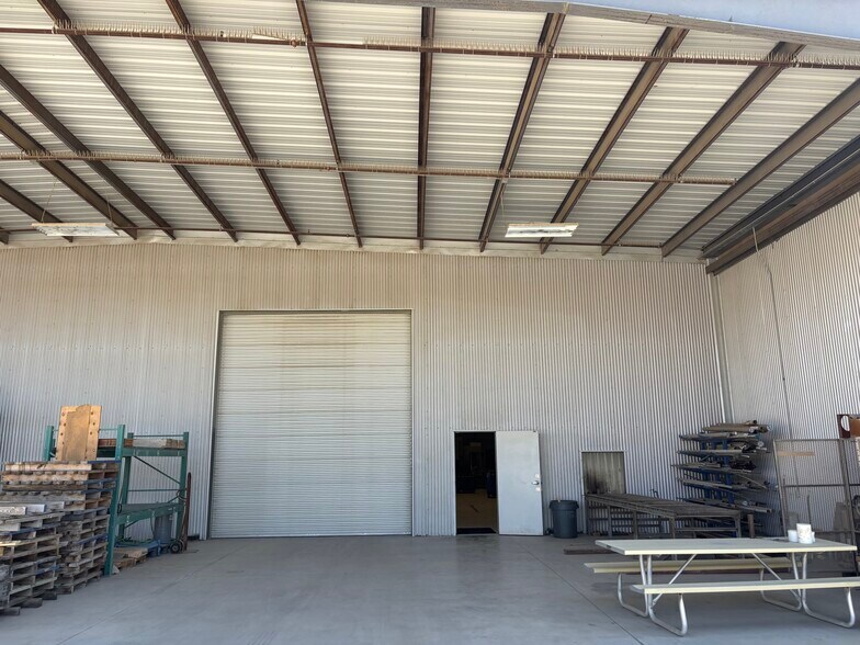 1066 Carrier Parkway Ave, Bakersfield, CA à louer - Photo de l’immeuble – Image 3 sur 8