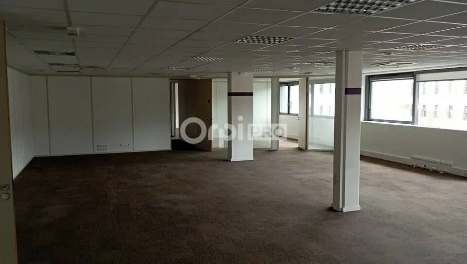 Bureau dans  à louer Photo de l’immeuble– Image 1 sur 6