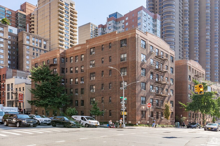 303 E 37th St, New York, NY à vendre - Photo de l’immeuble – Image 3 sur 12