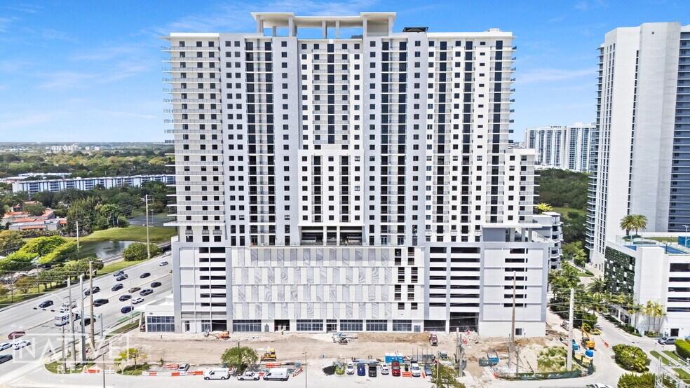16375 Biscayne Blvd, North Miami Beach, FL à louer - Photo de l’immeuble – Image 2 sur 23