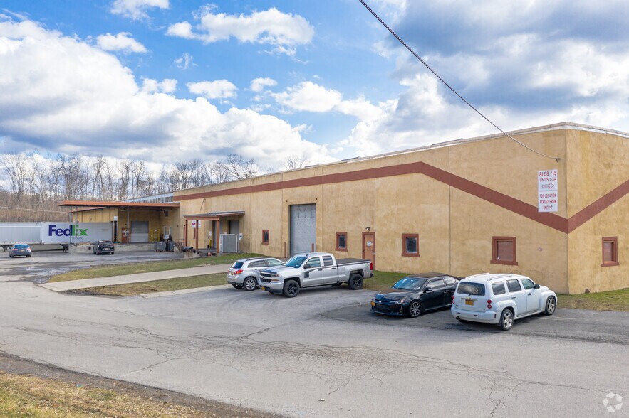15 Tarkett Dr, New Windsor Township, NY à louer - Photo de l’immeuble – Image 2 sur 13