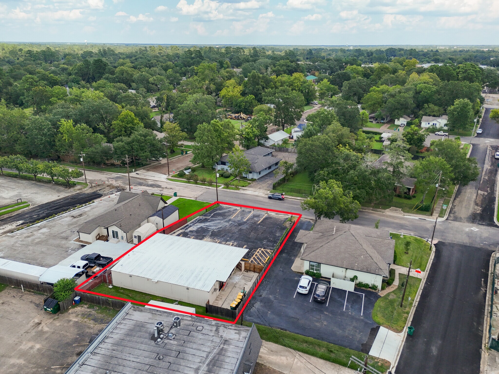 909 Houston St, Conroe, TX à louer Photo principale– Image 1 sur 21