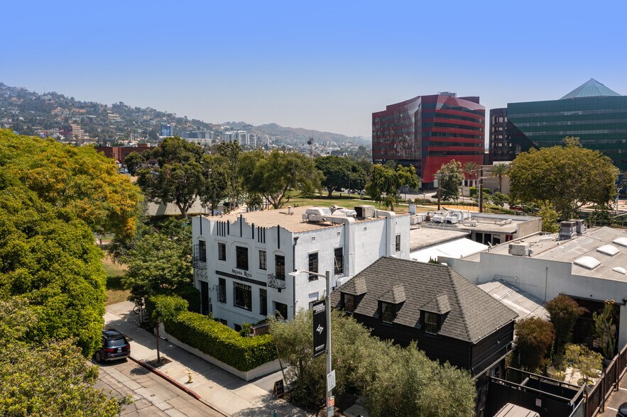 666 N Robertson Blvd, West Hollywood, CA à louer - Photo de l’immeuble – Image 1 sur 16