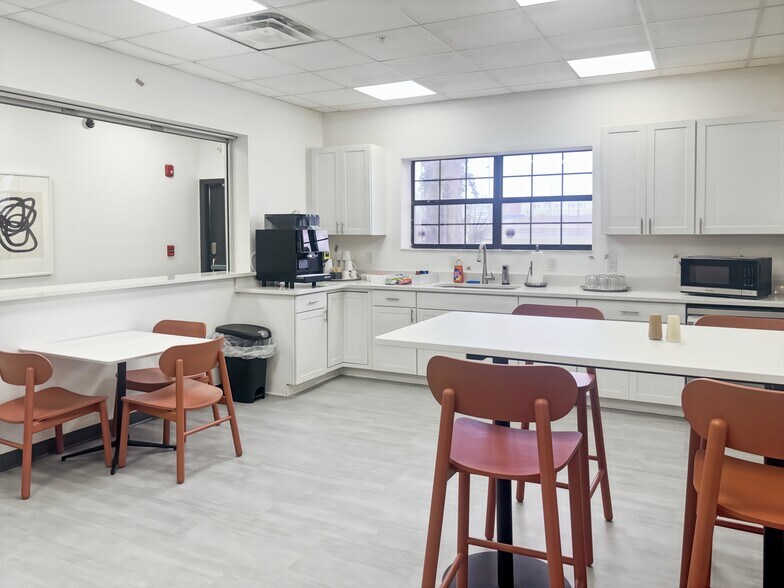 300 E Bay Dr, Largo, FL à louer - Photo de l’immeuble – Image 2 sur 9