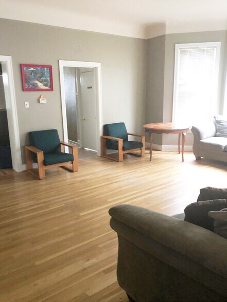 111 Cass Ave, Mount Clemens, MI à vendre - Photo intérieure – Image 3 sur 10
