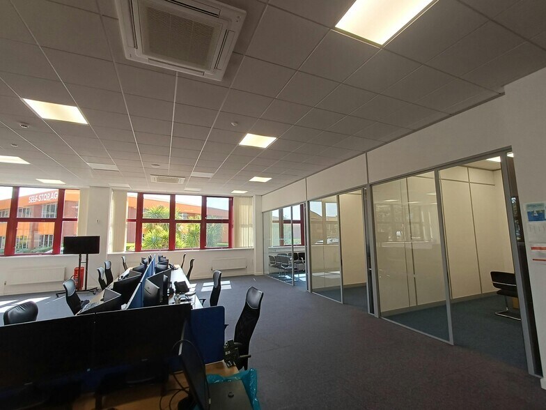 Gatwick Rd, Crawley à louer - Photo de l’immeuble – Image 3 sur 9