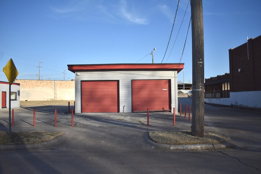 2204 E 11th St, Tulsa, OK à louer - Photo de l’immeuble – Image 2 sur 16