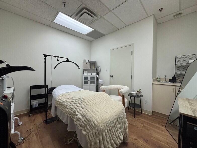 2401 Yonge St, Toronto, ON à louer - Photo de l’immeuble – Image 3 sur 8