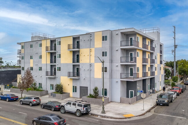 Plus de détails pour 300 W 60th St, Los Angeles, CA - Logement aux enchères