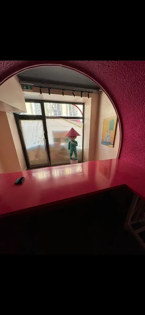 Local commercial dans Paris à louer Hall d’entrée– Image 1 sur 9