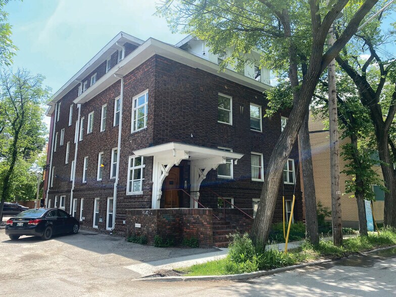 6 Roslyn Rd, Winnipeg, MB à louer - Photo de l’immeuble – Image 2 sur 6