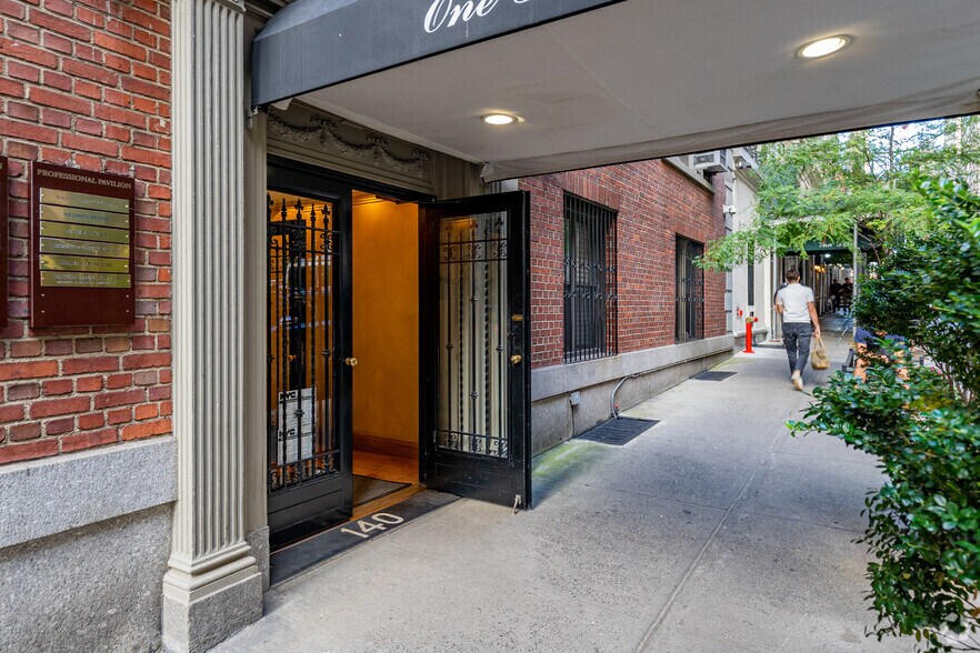 140 W 58th St, New York, NY à louer - Photo de l’immeuble – Image 2 sur 2