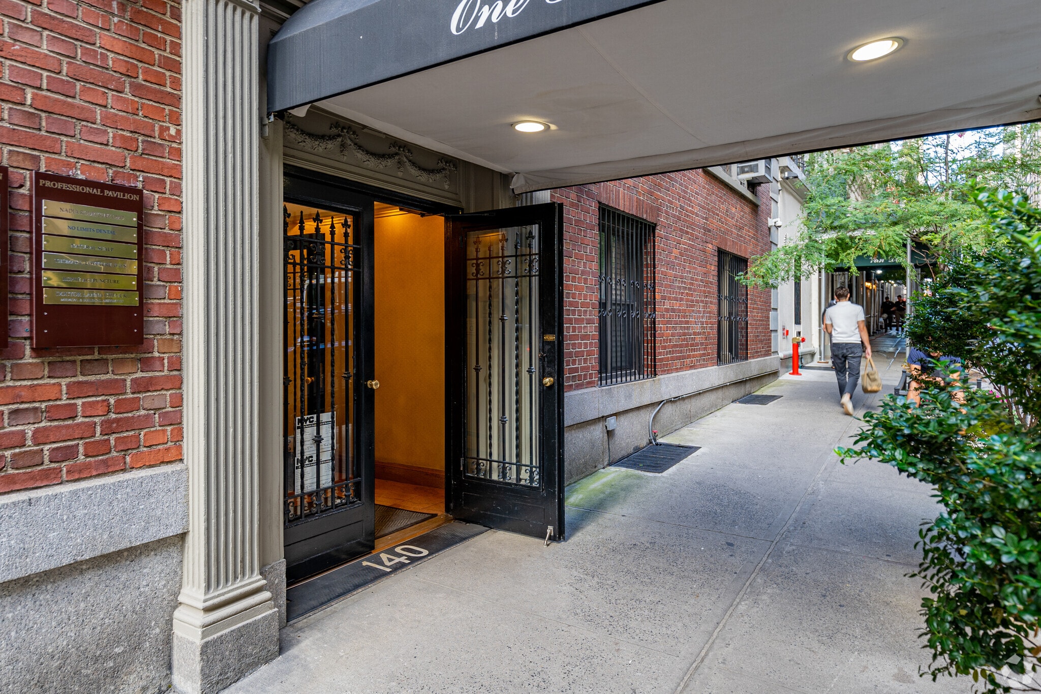 140 W 58th St, New York, NY à louer Photo principale– Image 1 sur 15