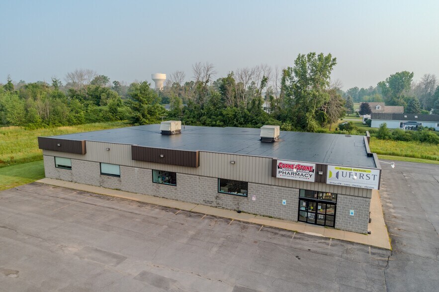 72 Champlain St, Rouses Point, NY à vendre - Photo de l’immeuble – Image 2 sur 11