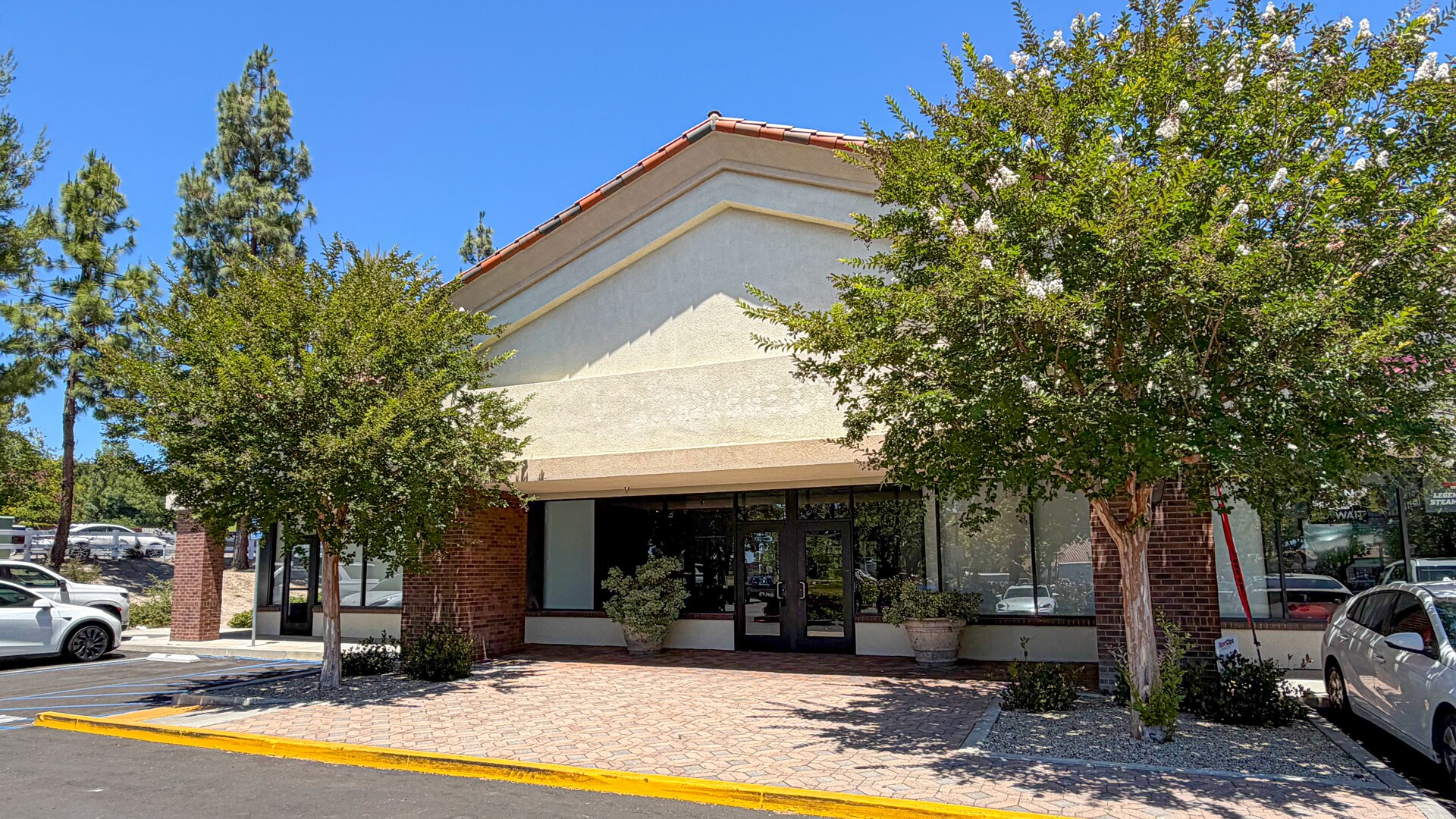 2072 E Avenida De Los Arboles, Thousand Oaks, CA à louer Photo de l’immeuble– Image 1 sur 5