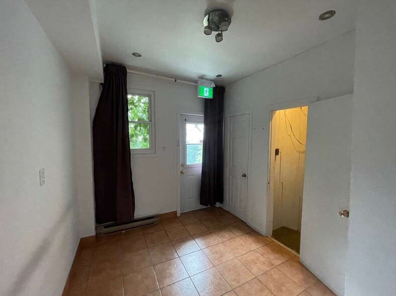 240-246 Rue Saint-Charles O, Longueuil, QC à louer - Photo intérieure – Image 3 sur 10