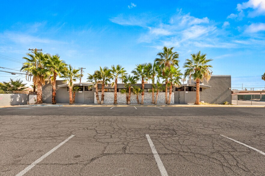 830 E Sahara Ave, Las Vegas, NV à louer - Photo de l’immeuble – Image 3 sur 20