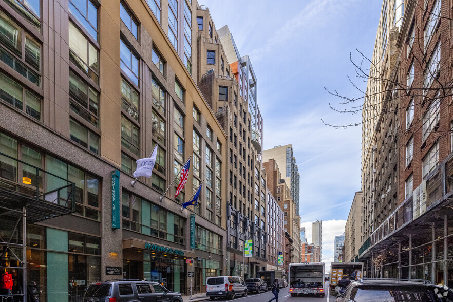 320-324 W 37th St, New York, NY à louer - Photo de l’immeuble – Image 2 sur 4