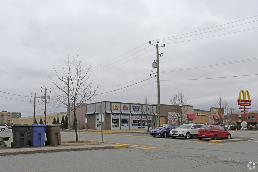 Local commercial dans Montréal, QC à louer - Photo de l’immeuble – Image 2 sur 3