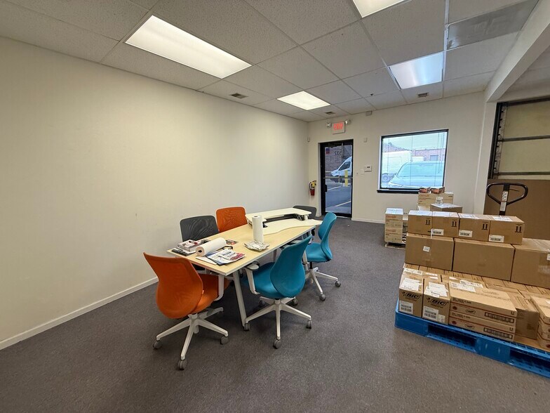 537 N Wolf Rd, Wheeling, IL à louer - Photo de l’immeuble – Image 3 sur 10