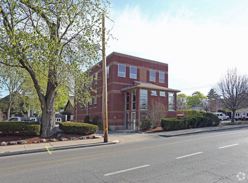 414 Crescent St, Waltham, MA à louer - Photo de l’immeuble – Image 3 sur 4