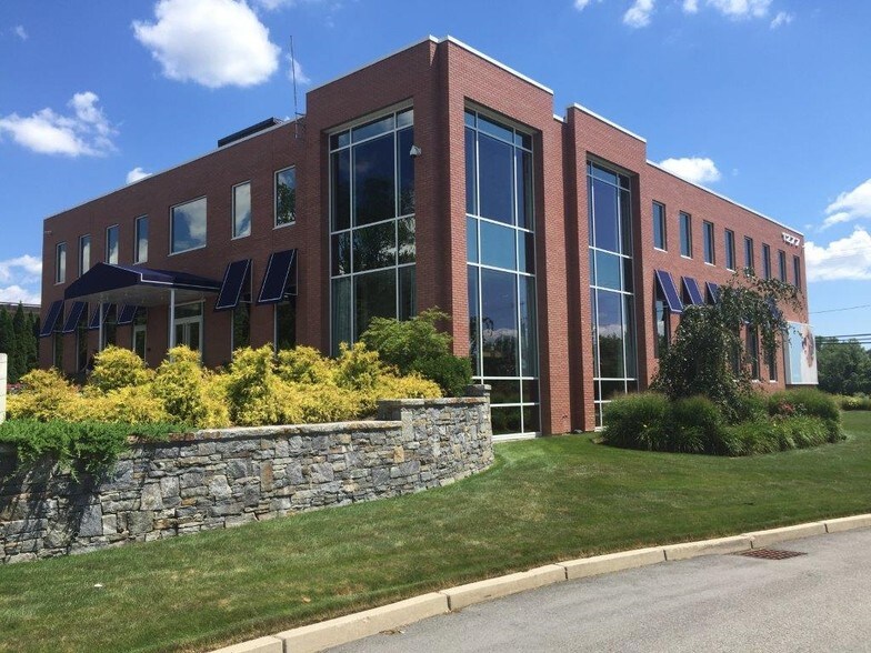 1277 Hartford Ave, Johnston, RI à louer - Photo de l’immeuble – Image 1 sur 1