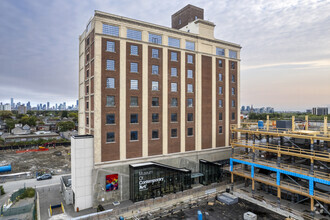 158 Sterling Rd, Toronto, ON à louer Photo de l’immeuble– Image 1 sur 2