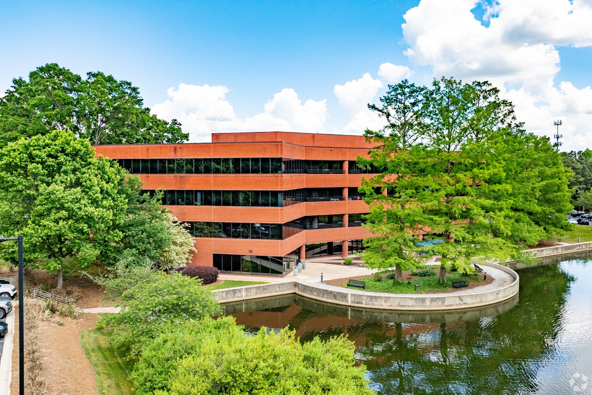 900 Ridgefield Dr, Raleigh, NC à louer Photo principale– Image 1 sur 32