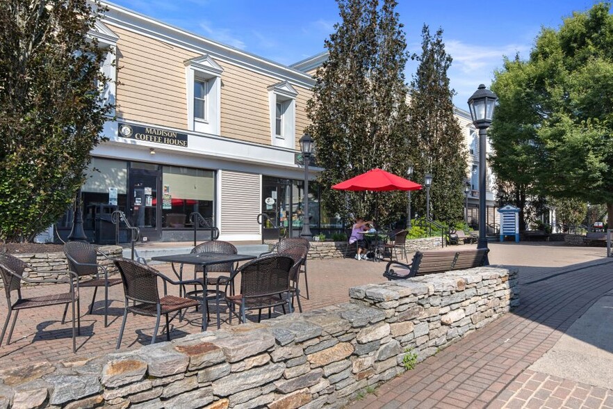 724 Boston Post Rd, Madison, CT à louer - Photo de l’immeuble – Image 1 sur 9