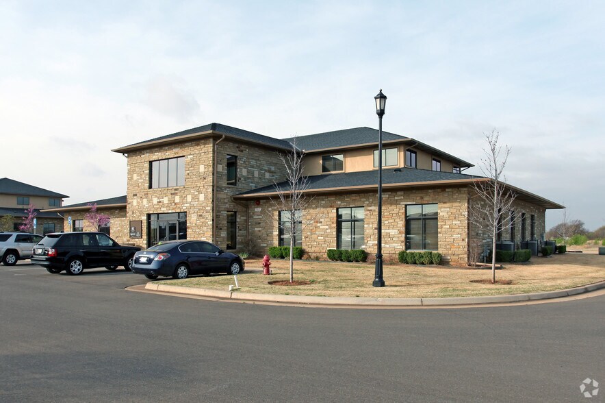2529 S Kelly Ave, Edmond, OK à louer - Photo de l’immeuble – Image 3 sur 11