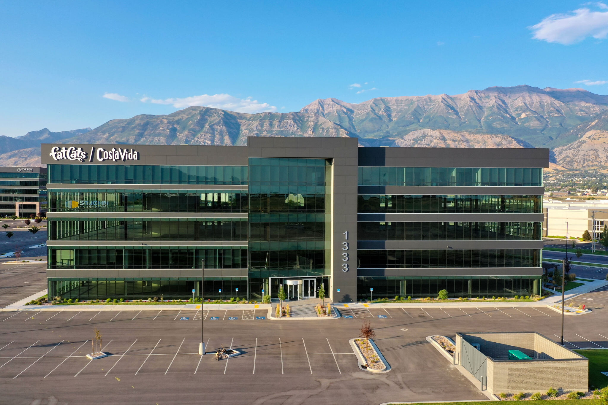 1333 S Valley Grove Way, Pleasant Grove, UT à louer Photo de l’immeuble– Image 1 sur 31