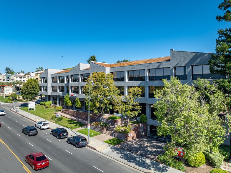 20700 Ventura Blvd, Woodland Hills, CA à vendre - Photo principale – Image 1 sur 23