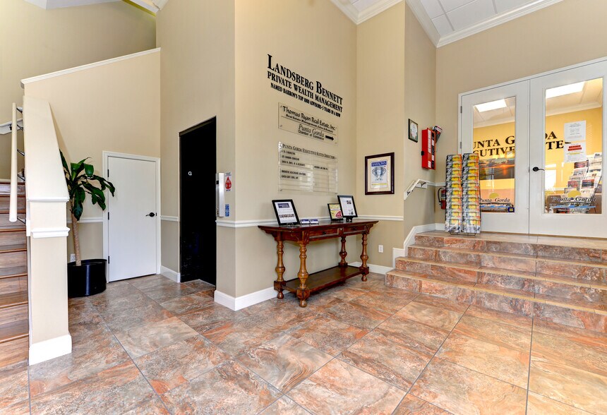252 W Marion Ave, Punta Gorda, FL à louer - Photo de l’immeuble – Image 2 sur 24