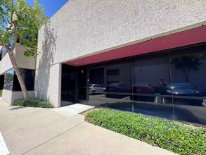 555 W Lambert Rd, Brea, CA à louer Photo de l’immeuble– Image 1 sur 11